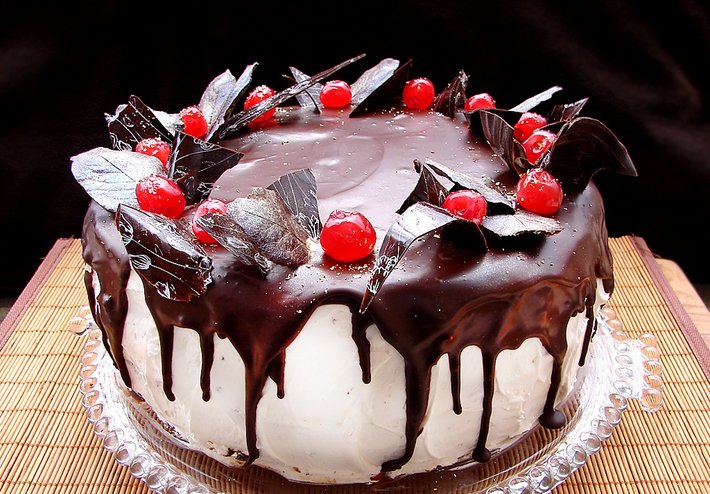 Cake_ with_ cherries.jpg