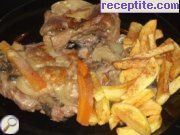 Пържоли в гювеч с топено сирене, моркови и лук
